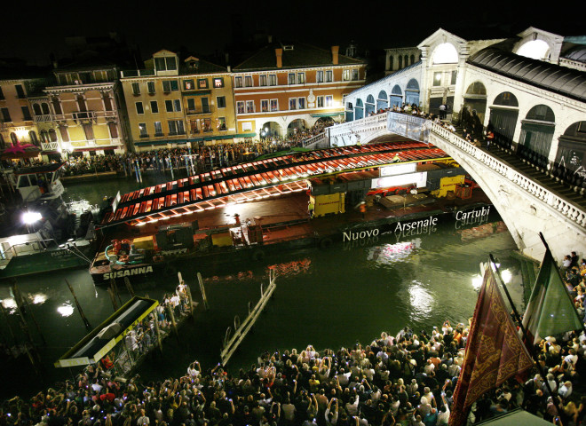 Cantieristica: Venezia, Quarto Ponte sul Canal Grande, di Santiago Calatrava, messa in opera